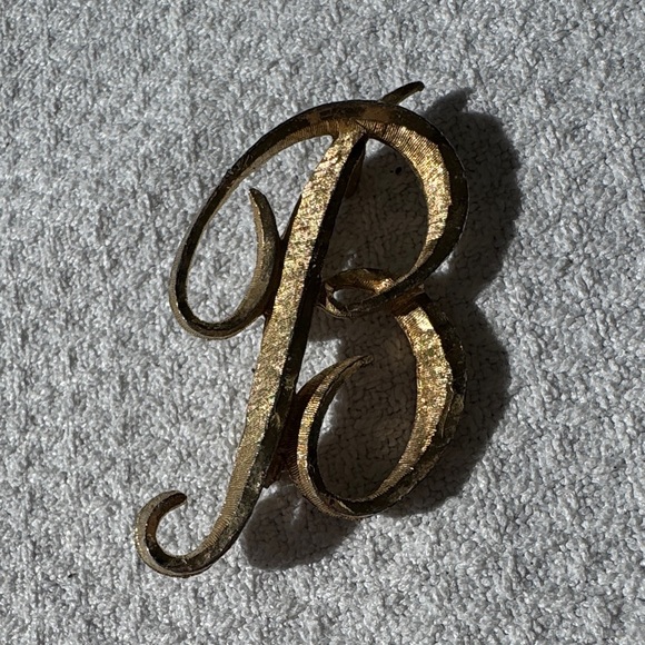 Mamselle Jewelry - Vintage Mamselle Monogram Initial Gold Tone Decorative Letter B Brooch Pin